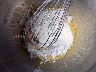 红丝绒蛋糕升级啦～,将蛋黄、全蛋及糖搅匀，加入玉米淀粉搅拌均匀。