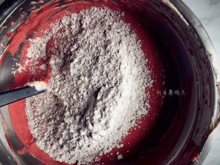 红丝绒蛋糕升级啦～,加入液体类拌匀。筛入剩余粉类混合物。