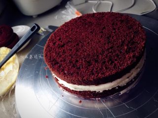 红丝绒蛋糕升级啦～,铺上下一层，重复以上步骤。