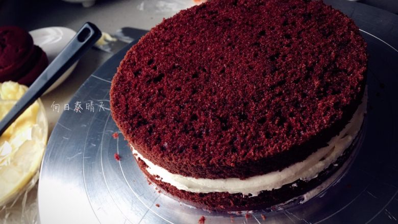 红丝绒蛋糕升级啦～,铺上下一层，重复以上步骤。