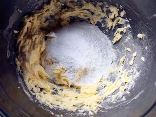 浓郁红枣核桃磅蛋糕,2.稍微搅打一下黄油，一次性加入砂糖高速打发。