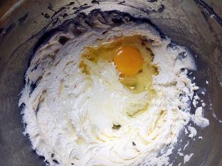 浓郁红枣核桃磅蛋糕,4.鸡蛋分次加入，每一次都要高速搅打彻底乳化，即没有油水分离的状态再加入下一次。