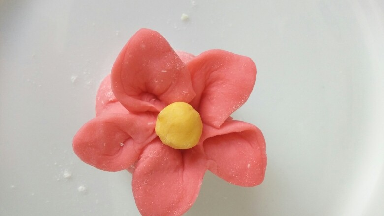 吃掉一朵花+红花馒头,整理一下，取一个别样颜色的面团当花蕊，用水蘸一下更牢固。