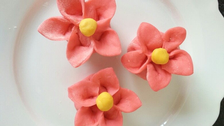 吃掉一朵花+红花馒头,依次做出花朵馒头生胚。醒十分钟，凉水上锅蒸30分钟即可。
