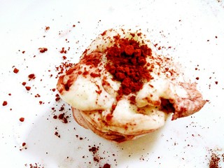 吃掉一朵花+红花馒头,红曲米粉分次揉进白面团里。