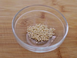 金针菇培根卷,芝麻微黄，就可以盛出来备用。