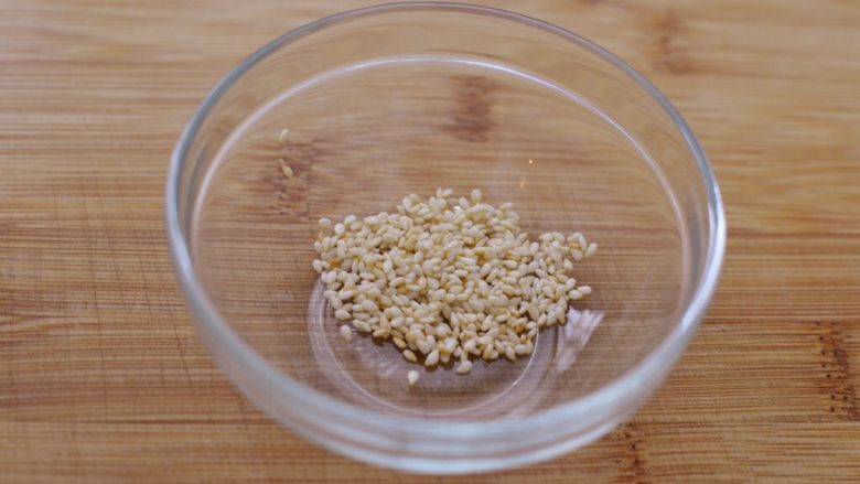 金针菇培根卷,芝麻微黄，就可以盛出来备用。