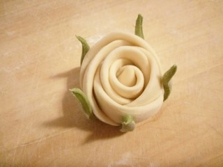 吃掉一朵花+玫瑰花馒头,叶子粘在花周围，完成