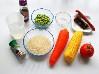 懒人饭：一只番茄饭,准备食材：大米、清水、腊肉、腊肠、玉米、青豆、红萝卜、番茄、 麻油、黑胡椒粉、盐。其中玉米剥出50克玉米粒即可。
