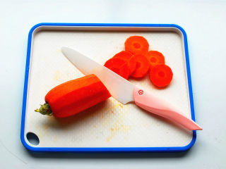 懒人饭：一只番茄饭,切成5毫米厚的萝卜片。
