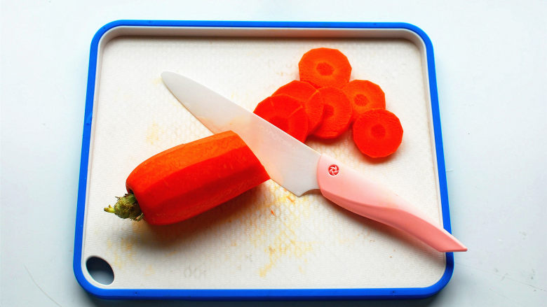 懒人饭：一只番茄饭,切成5毫米厚的萝卜片。
