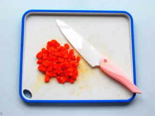 懒人饭：一只番茄饭,然后切成边长为5毫米的萝卜丁。
