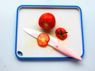 懒人饭：一只番茄饭,番茄切去顶部。

