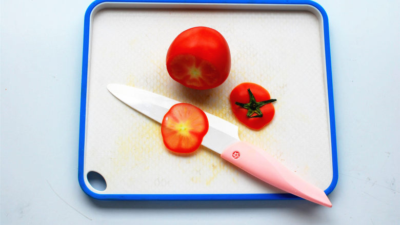 懒人饭：一只番茄饭,番茄切去顶部。
