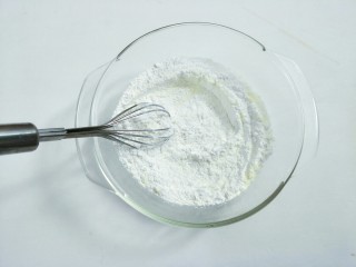 椰香米糕&红枣莲子银耳汤,粘米粉、白糖、泡打粉、奶粉混合搅拌均匀