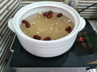 椰香米糕&红枣莲子银耳汤,银耳撕成小朵和莲子、红枣放入砂锅，加入适量水