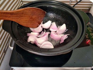 咖喱鸡,重新热锅下油，放入洋葱煸炒