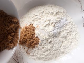 红糖麻花,将面粉、泡打粉和盐倒入大盆中，加入红糖，搅拌均匀。