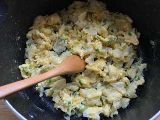 银耳炒鸡蛋,待底面凝固的差不多再翻炒，炒至鸡蛋完全成熟即可