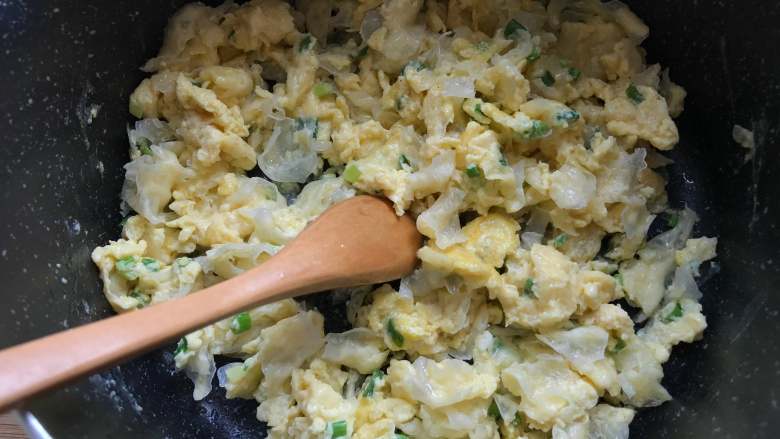 银耳炒鸡蛋,待底面凝固的差不多再翻炒，炒至鸡蛋完全成熟即可