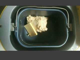 芝麻餐包,启动面包机开始搅拌，25分钟后放入黄油
