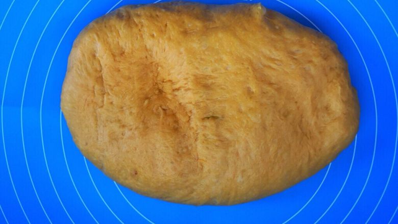 麻糍豆沙南瓜餐包 ,取出发酵好的面团，揉搓排气。 