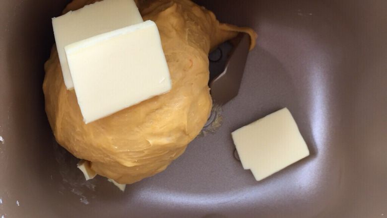 麻糍豆沙南瓜餐包 ,放入黄油，继续用揉面程序揉面团。