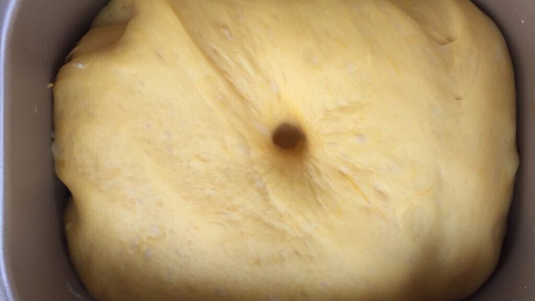 麻糍豆沙南瓜餐包 ,如何判断面团是否发酵好了，手指沾适量的面粉，在面团中间戳一个洞，面洞不回缩不反弹，就发酵成功了。 