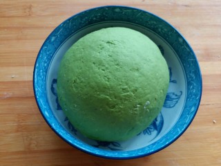 翡翠白菜饺子,将菠菜汁倒入300克面分中和成绿色面团，盖保鲜膜醒15~20分钟。
