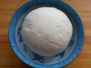 翡翠白菜饺子,另外300克面粉，倒入150克清水和成白面团，盖保鲜膜醒15~20分钟。