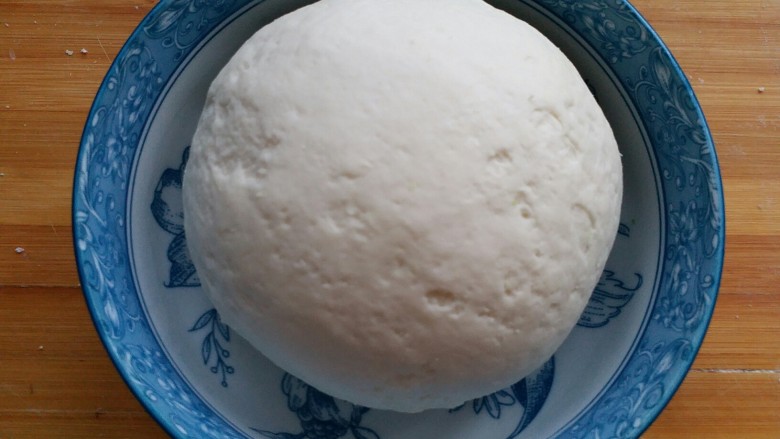翡翠白菜饺子,另外300克面粉，倒入150克清水和成白面团，盖保鲜膜醒15~20分钟。
