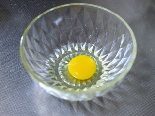 芝麻香炒馒头,鸡蛋打入碗
