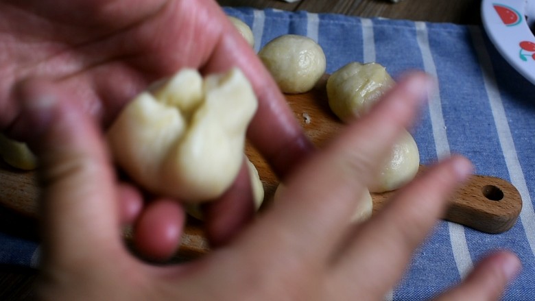 吃掉一朵花+枣花酥,将油酥包进油皮里边，用虎口位置慢慢往上推。