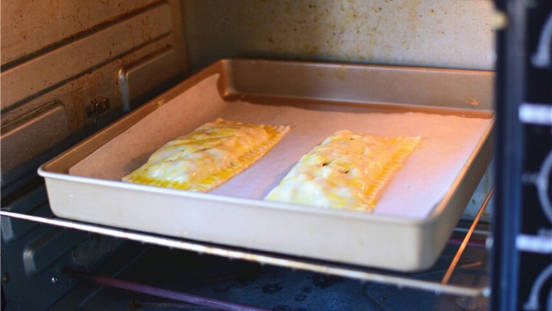 香蕉派,烤箱预热175度，烤25分钟左右，表面金黄即可