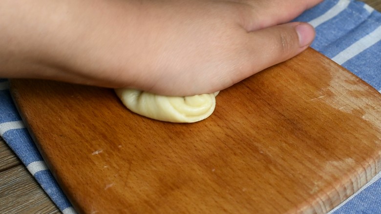 吃掉一朵花+枣花酥,用手掌按下去，按成饼状