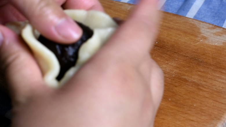 吃掉一朵花+枣花酥,将枣泥馅包进去。也是用虎口的位置慢慢往上推
