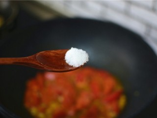西红柿炒西兰花,加盐