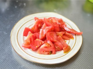 西红柿炒西兰花,西红柿洗净，切小块
