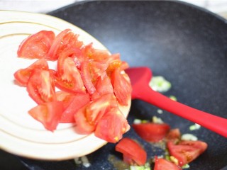 西红柿炒西兰花,加入西红柿