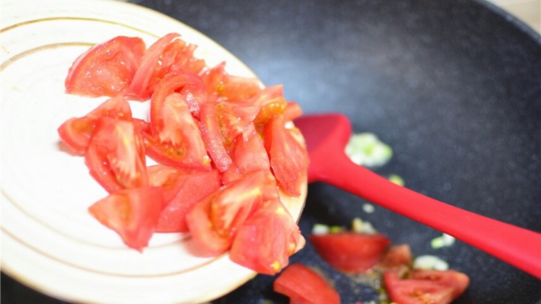 西红柿炒西兰花,加入西红柿