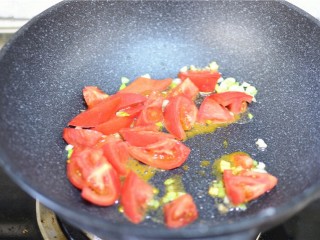 西红柿炒西兰花,炒至软，并且炒出汤汁