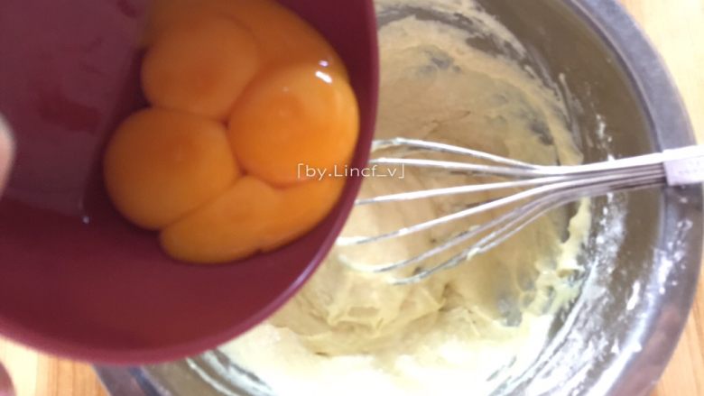 百香果戚风蛋糕（八寸）,加入蛋黄搅拌均匀