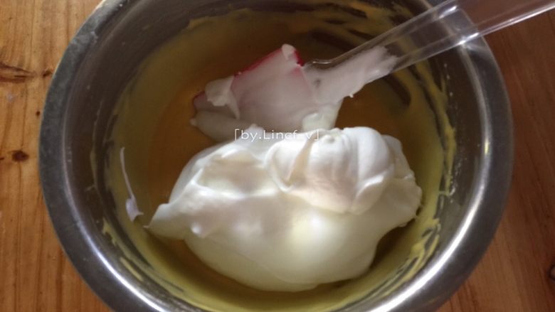 百香果戚风蛋糕（八寸）,将1/3的蛋白糊倒入蛋黄糊中，用翻拌手法拌均匀