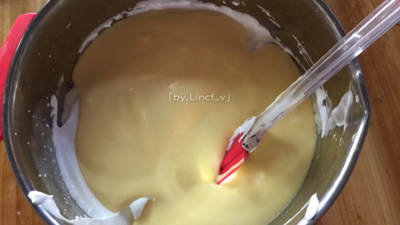 百香果戚风蛋糕（八寸）,再将拌好的蛋黄液倒入蛋白糊中，同样以翻拌的手法拌均匀
