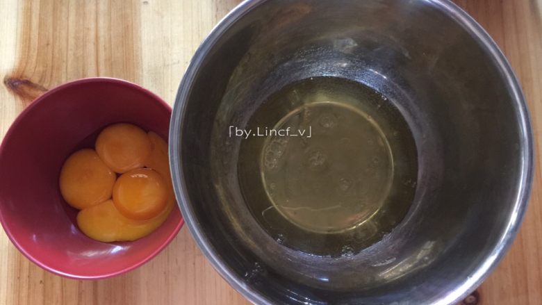百香果戚风蛋糕（八寸）,先将鸡蛋的蛋黄与蛋清分离，蛋清放在无水无油的打蛋盘中，待用