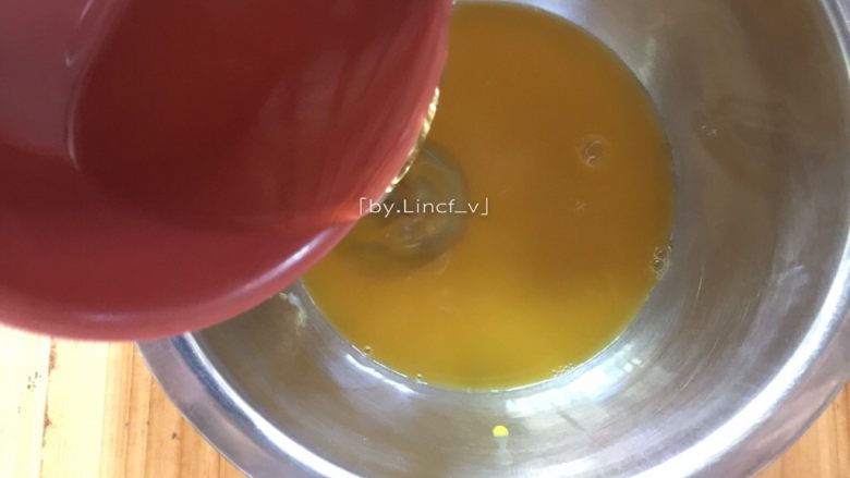 百香果戚风蛋糕（八寸）,将百香果汁倒入一个盆中，加入色拉油搅拌均匀至无油点