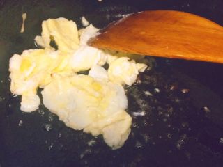 快手实用家常菜@@肉丝炒蒜苗
「那些跟蒜苗争分夺秒的日子」,然后，锅稍微冷却一下，再起锅下鸡蛋。成型之后，快速翻炒，没有液体就好，炒成滑蛋，一定不要过熟。