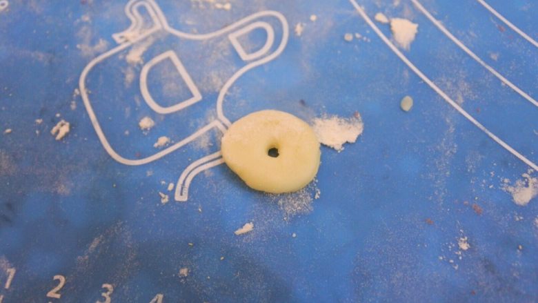 肥牛金针菇馒头
,分出来的圆形面片中间戳一个小洞。