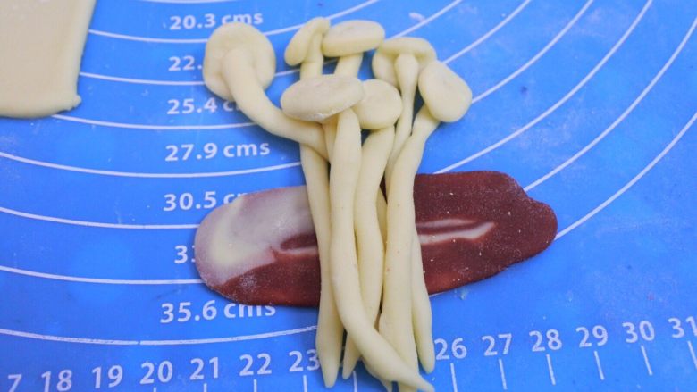 肥牛金针菇馒头
,如此类推做七到八根，然后放在肥牛上，把肥牛片对折，多余的用刮片切掉。