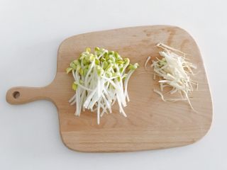 寶寶輔食：蔬菜高湯,黃豆芽洗凈后去除根部